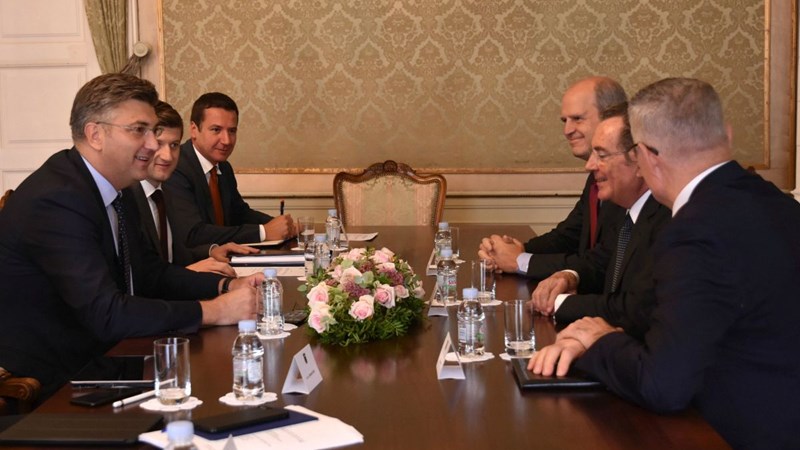  Predsjednik Vlade Andrej Plenković s predstavnicima PBZ-a i Intesa Sanpaolo banke 